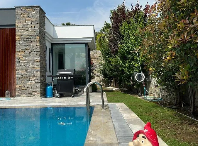Willa Falcon With Swimming Pool And Great Views In Yalikavak