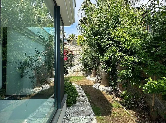 Falcon With Swimming Pool And Great Views In Yalikavak ボドルム