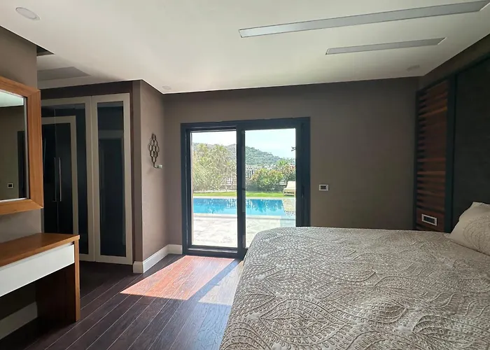Willa Falcon With Swimming Pool And Great Views In Yalikavak Bodrum
