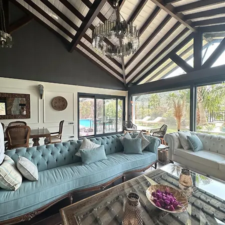 Falcon With Swimming Pool And Great Views In Yalikavak ボドルム